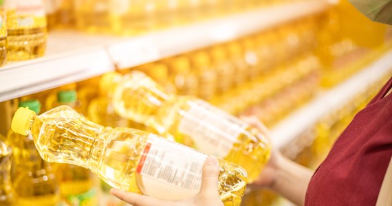 Supermarkety w Wielkiej Brytanii ograniczają sprzedaż oleju spożywczego. Jest to konieczne w związku z zakłóceniem w łańcuchu dostaw, spowodowanym rosyjską inwazją na Ukrainę – informuje Sky News. 