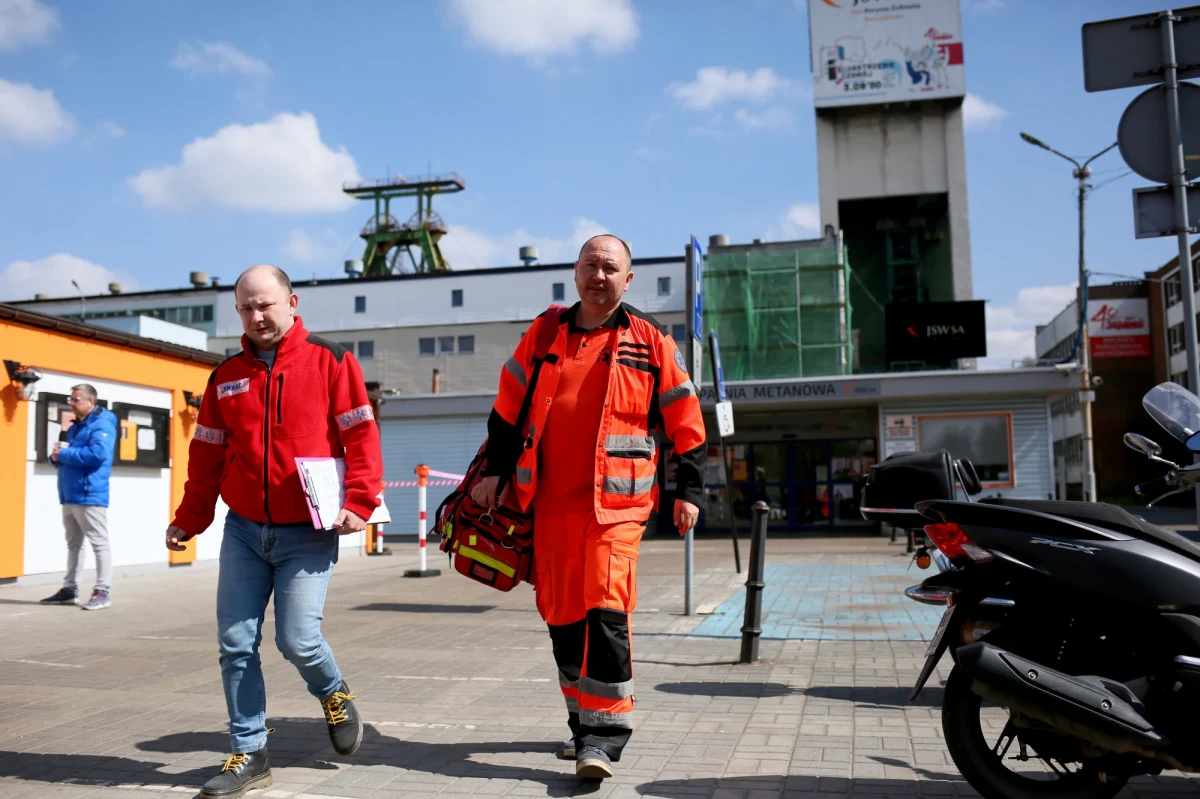 "Ratownicy wytransportowali pierwszego z czterech górników odnalezionych (...) około 220 metrów od czoła przodka. Górnik został przetransportowany do bazy ratowniczej, gdzie lekarz stwierdził zgon. Następne zastępy ratowników kontynuują prace związane z odtwarzaniem wentylacji wyrobiska w celu wytransportowania kolejnych odnalezionych górników, a także dotarciu do dalszych sześciu pracowników, z którymi stracono kontakt podczas wstrząsu" - przekazała po północy Jastrzębska Spółka Węglowa.
