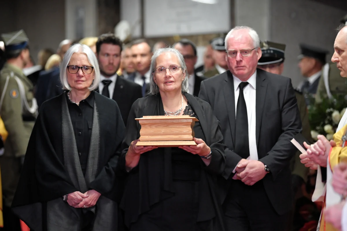 W sobotę odbył się pogrzeb małżonki ostatniego prezydenta RP na uchodźstwie Karoliny Kaczorowskiej w Świątyni Opatrzności Bożej. "Z wielką radością przyjmuję, że jest tu dziś, że przybyła i tu pozostanie, aby Polacy mogli przychodzić i oddawać jej hołd" - mówił prezydent Andrzej Duda podczas uroczystości.