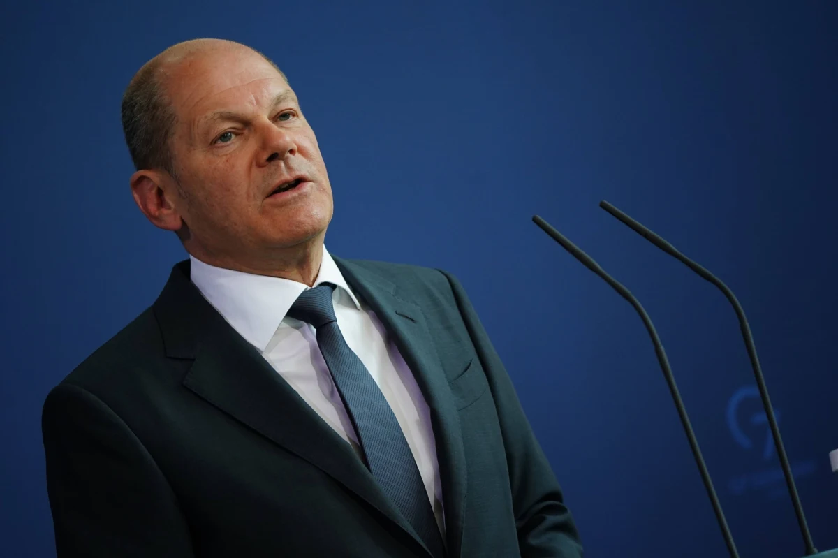 Grupa niemieckich intelektualistów, artystów i polityków wystosowała otwarty apel do tamtejszego rządu, który – według nich – powinien zachęcić Ukrainę, aby się poddała. Domagają się także od kanclerza Olafa Scholza, Unii Europejskiej i NATO wstrzymania dostaw broni do Ukrainy.