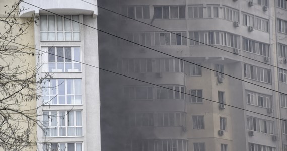 W Odessie na południu Ukrainy trwa akcja ratownicza po rosyjskim ostrzale rakietowym. Jeden z pocisków uderzył w 15-piętrowy budynek mieszkalny, wywołując pożar. Zginęło co najmniej sześć osób, 18 zostało rannych, a dwie uratowano spod gruzów - podały służby ratunkowe.