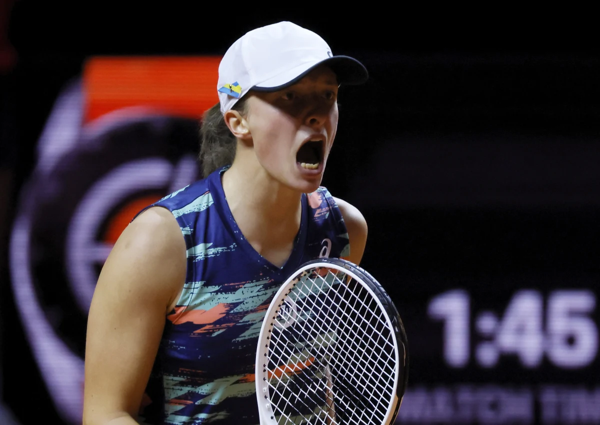 Iga Świątek pokonała rosyjską tenisistkę Ludmiłę Samsonową 2:1 (6:7 (4-7), 6:4, 7:5) i awansowała do finału halowego turnieju WTA na kortach ziemnych w Stuttgarcie. Polka przedłużyła serię wygranych spotkań do 22.