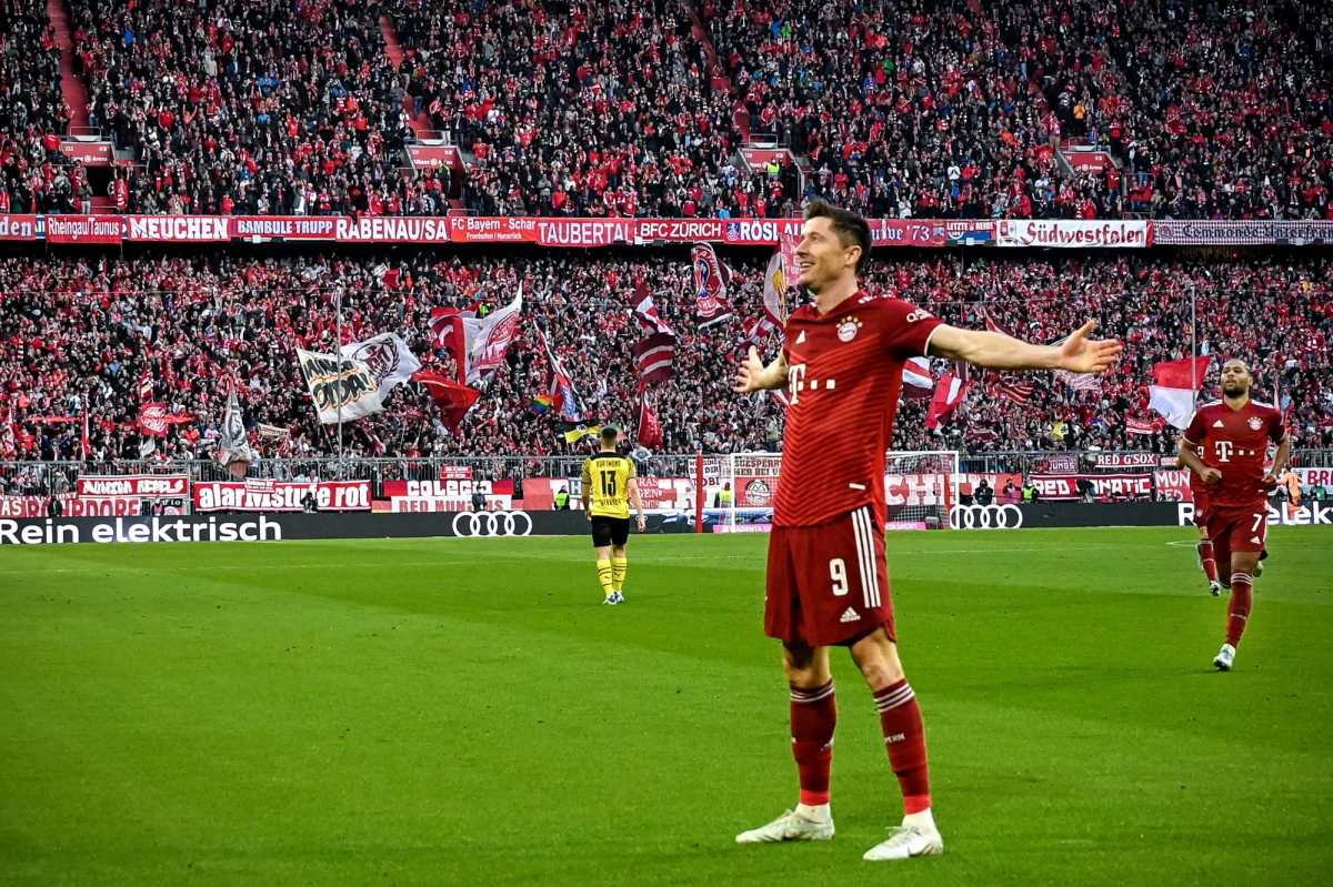 Bayern pokonał w Monachium Borussię Dortmund 3:1 w 31. kolejce i zapewnił sobie tytuł piłkarskiego mistrza Niemiec. Jedną bramkę dla gospodarzy zdobył lider ligowej klasyfikacji strzelców Robert Lewandowski, który odniósł 10. w karierze triumf w tych rozgrywkach.