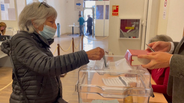 Francuscy obywatele Urugwaju głosują w ambasadzie Francji w Montevideo w drugiej turze wyborów prezydenckich.