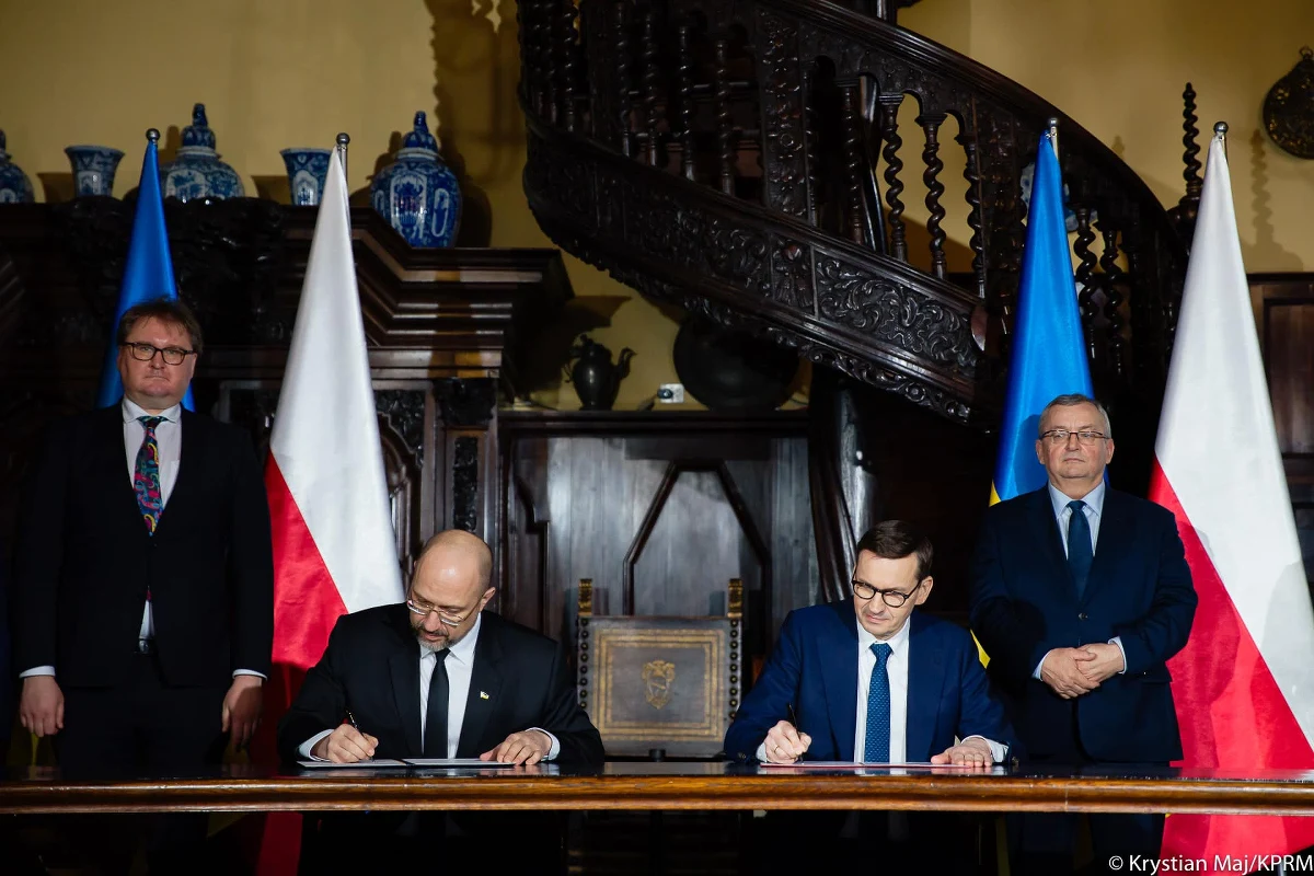"Podpisaliśmy memorandum o współpracy m.in. przy eksporcie ukraińskich towarów do wszystkich innych krajów" – poinformował Mateusz Morawiecki. Szef polskiego rządu spotkał się w Krakowie z premierem Ukrainy Denysem Szmyhalem.