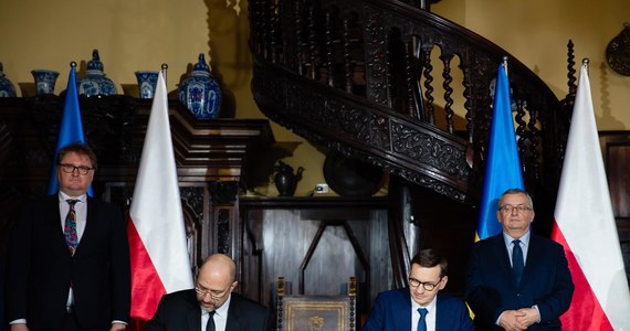 "Podpisaliśmy memorandum o współpracy m.in. przy eksporcie ukraińskich towarów do wszystkich innych krajów" – poinformował Mateusz Morawiecki. Szef polskiego rządu spotkał się w Krakowie z premierem Ukrainy Denysem Szmyhalem.