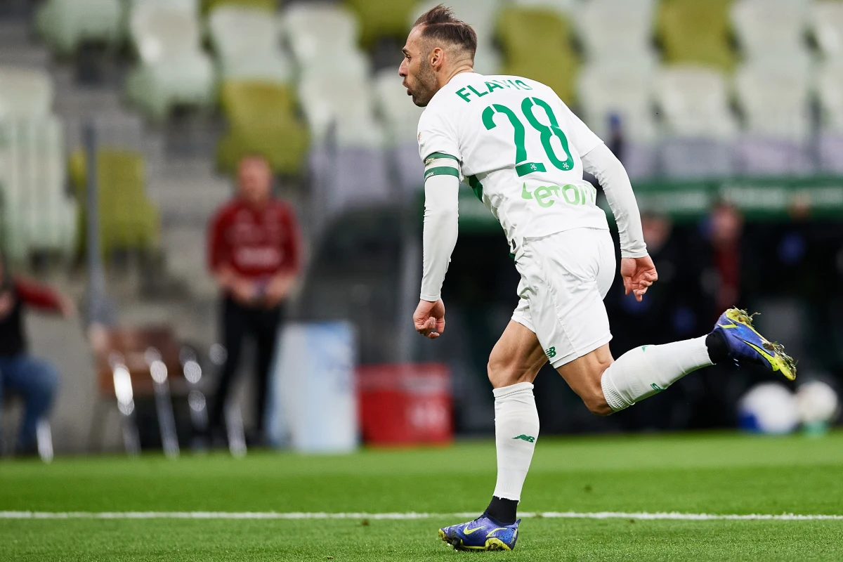 Śląsk Wrocław niespodziewanie przegrał u siebie z ostatnim przed tym weekendem Bruk-Betem Termalicą Nieciecza 0:4 w 30. kolejce ekstraklasy. W meczu Lechii Gdańsk z Wartą Poznań (2:0) dwa gole zdobył Flavio Paixao, powiększając do 100 łączny dorobek w tych rozgrywkach.