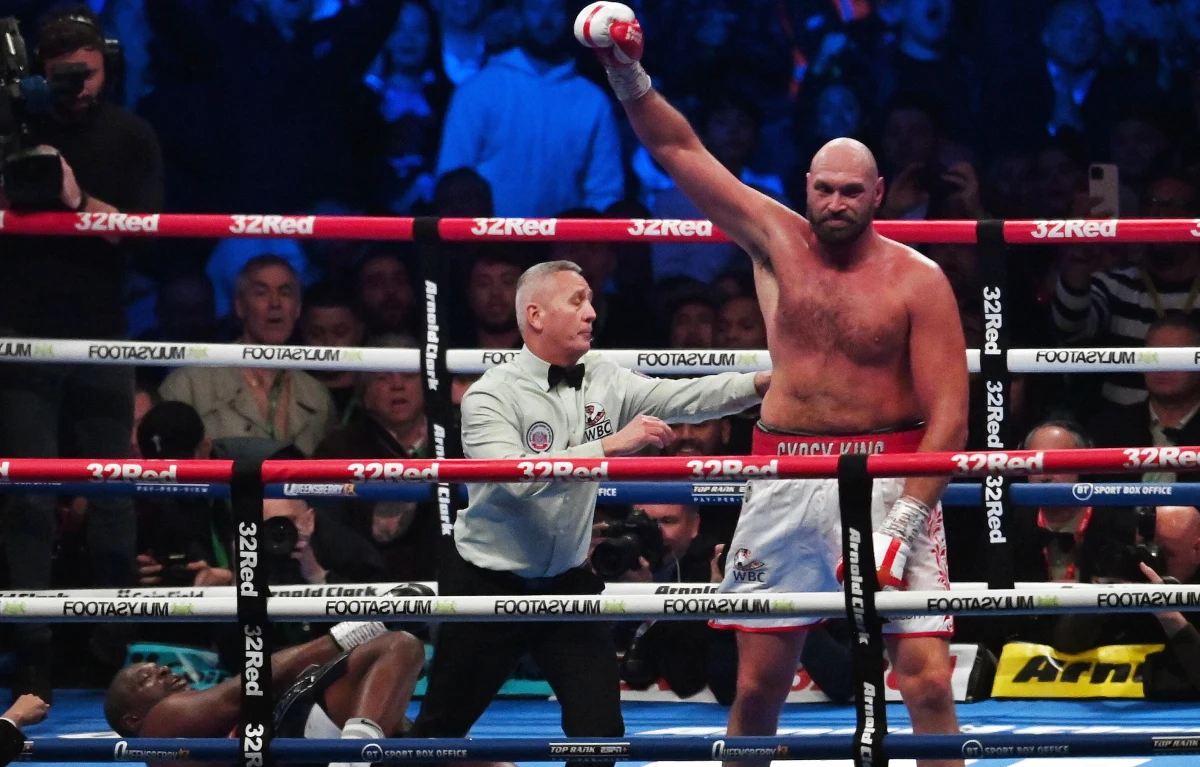 Brytyjczyk Tyson Fury obronił tytuł bokserskiego mistrza świata wagi ciężkiej federacji WBC, pokonując przez nokaut swojego rodaka Dilliana Whyte'a. Pojedynek na stadionie Wembley w Londynie obejrzało 94 tysiące kibiców. 