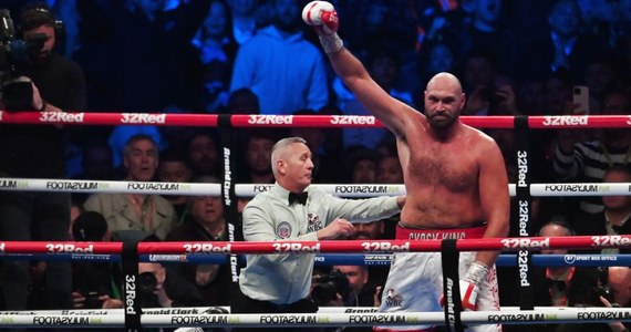 Brytyjczyk Tyson Fury obronił tytuł bokserskiego mistrza świata wagi ciężkiej federacji WBC, pokonując przez nokaut swojego rodaka Dilliana Whyte'a. Pojedynek na stadionie Wembley w Londynie obejrzało 94 tysiące kibiców. 