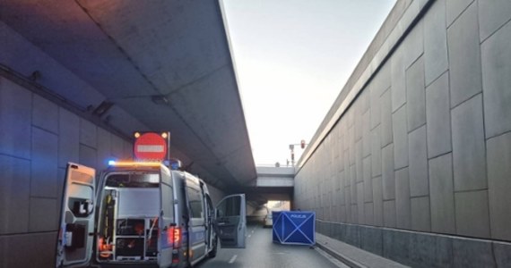 Śmiertelny wypadek w centrum Łodzi. Mężczyzna zginął w tunelu trasy W-Z po tym, jak potrącił go samochód.