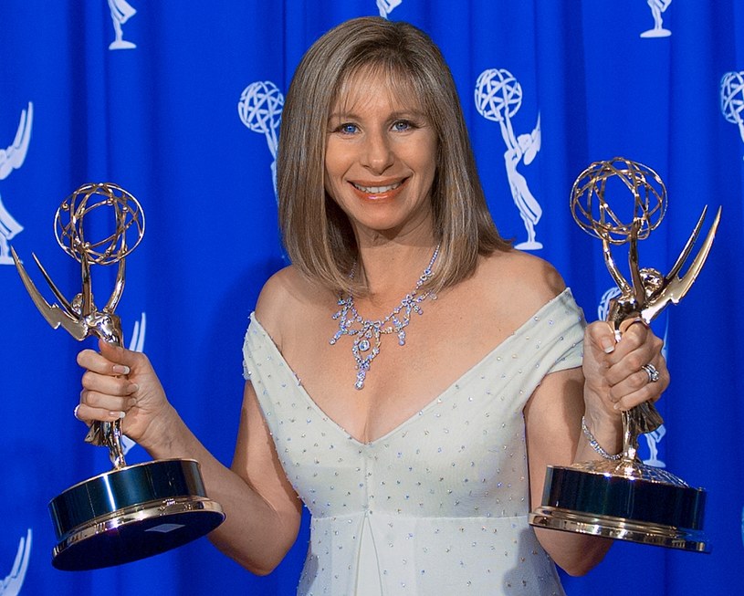 Stała się ikoną na wielu polach show-biznesu. Nagrała ogromną liczbę płyt, jest aktorką, reżyserką, producentką, scenarzystką i pisarką. Była pierwszą w historii kobietą, która jednocześnie wyreżyserowała, wyprodukowała, napisała scenariusz do filmu i zagrała w nim główną rolę. Barbra Streisand 24 kwietnia kończy 80 lat.