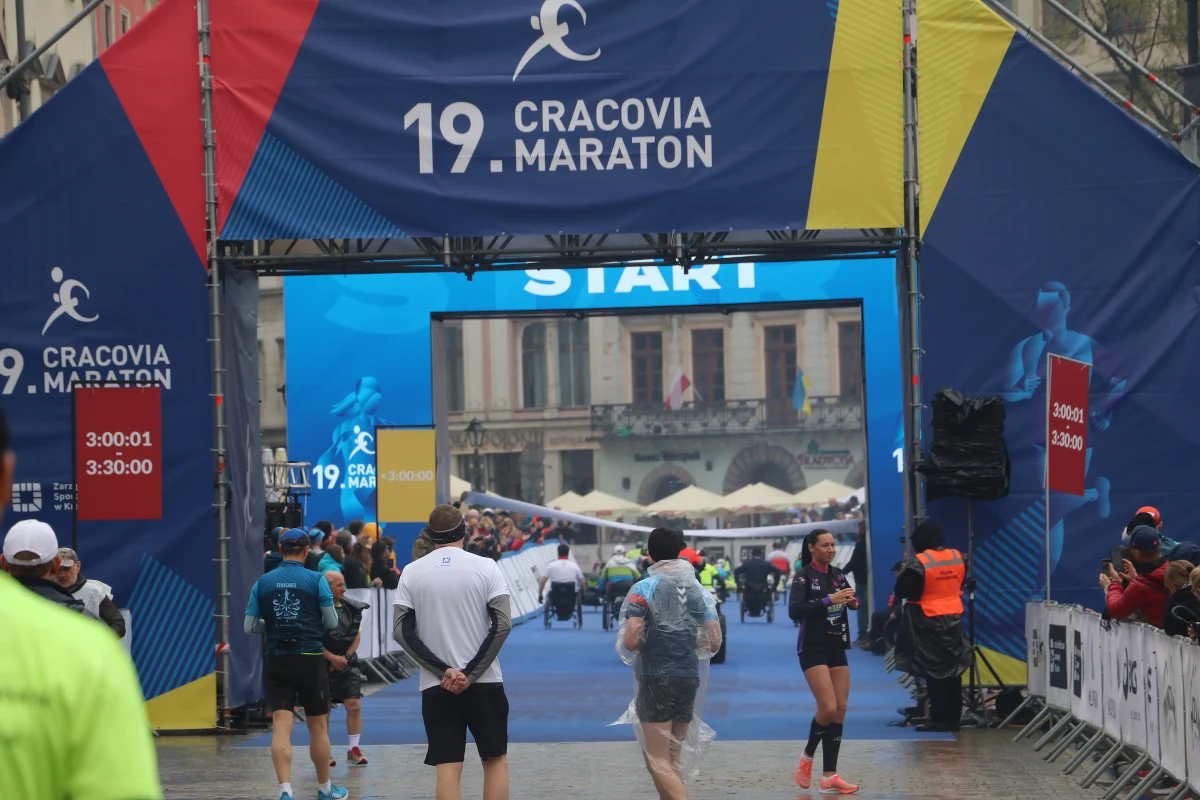 David Metto i Lilia Fisikovici zwyciężyli w 19. Cracovia Maraton. Kenijczyk dystans 42 km 195 metrów pokonał w czasie 2:14.07, a Mołdawianka uzyskała czas 2:40.35. Najlepszy z Polaków był drugi na mecie Tomasz Janusz. Impreza odbyła się po trzyletniej przerwie spowodowanej pandemią koronawirusa.