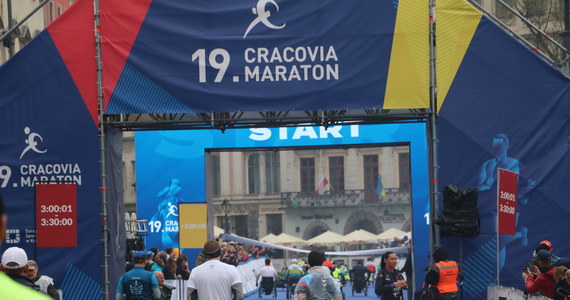 David Metto i Lilia Fisikovici zwyciężyli w 19. Cracovia Maraton. Kenijczyk dystans 42 km 195 metrów pokonał w czasie 2:14.07, a Mołdawianka uzyskała czas 2:40.35. Najlepszy z Polaków był drugi na mecie Tomasz Janusz. Impreza odbyła się po trzyletniej przerwie spowodowanej pandemią koronawirusa.