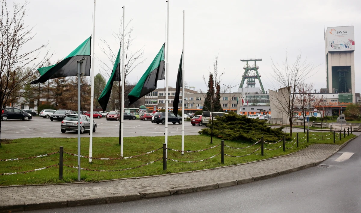 Lekarz stwierdził zgon dwóch kolejnych górników odnalezionych w kopalni Zofiówka w Jastrzębiu-Zdroju. Tym samym tragiczny bilans sobotniego wstrząsu wzrósł do czterech. W sobotę pod ziemią utknęło 10 pracowników. Wciąż poszukiwanych jest 6.