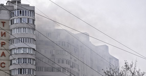Mieszkańcy bloku w Odessie, ostrzelanego wczoraj przez Rosjan, opowiedzieli reporterom o pierwszych chwilach po ostrzale. Epicentrum wybuchu pocisku było mieszkanie, w którym zginęła kobieta z matką i zaledwie trzymiesięczną córeczką. Ludzie zostali uwięzieni w mieszkaniach.
