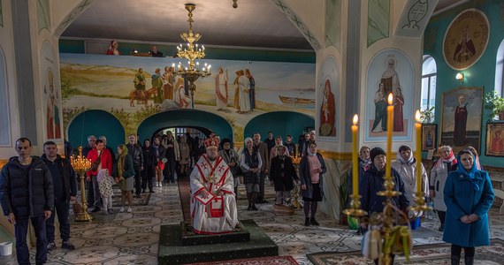 Pomimo ostrzeżeń mieszkańcy Kijowa tłumnie odwiedzają cerkwie w prawosławną niedzielę wielkanocną. "To moje miasto, to moje święto i nawet w tym roku nie zrezygnuję z tego, jak chcę je obchodzić" - mówi w rozmowie z Polską Agencją Prasową, stojąc przed Monasterem św. Michała Archanioła o Złotych Kopułach, Lidia, młoda mieszkanka stolicy.