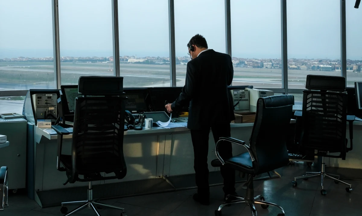 Przed godz. 11 rozpoczęła się kolejna tura rozmów kierownictwa Polskiej Agencji Żeglugi Powietrznej (PAŻP) z przedstawicielami związków zawodowych kontrolerów ruchu lotniczego. Rozmowy dotyczą warunków pracy i płac. 