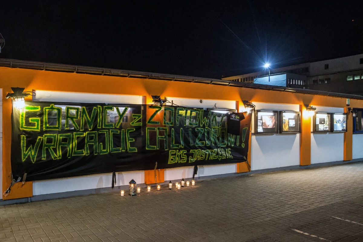 Mieszkańcy Jastrzębia Zdroju przychodzą przed kopalnię Zofiówka, gdzie trwa akcja ratunkowa po sobotnim wstrząsie. Zapalają znicze pod rozwieszonym przy wejściu transparentem z napisem: "Górnicy z Zofiówki wracajcie cali i zdrowi!".