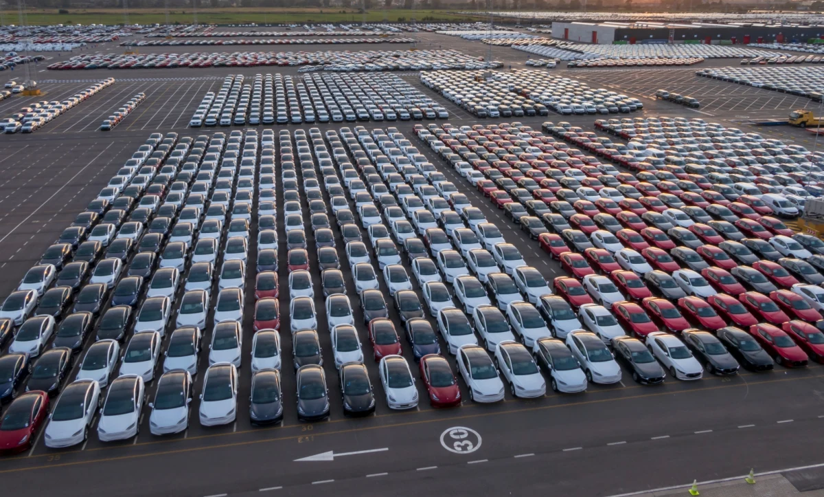 ​Luksusowe samochody, w tym najnowsze modele lexusa i cadillaca, utknęły w belgijskim porcie. Osiem tysięcy pojazdów miało płynąć do Rosji, jednak zostały zatrzymane do kontroli ze względu na sankcje nałożone na ten kraj w związku z inwazją na Ukrainę - podaje "Wall Street Journal".