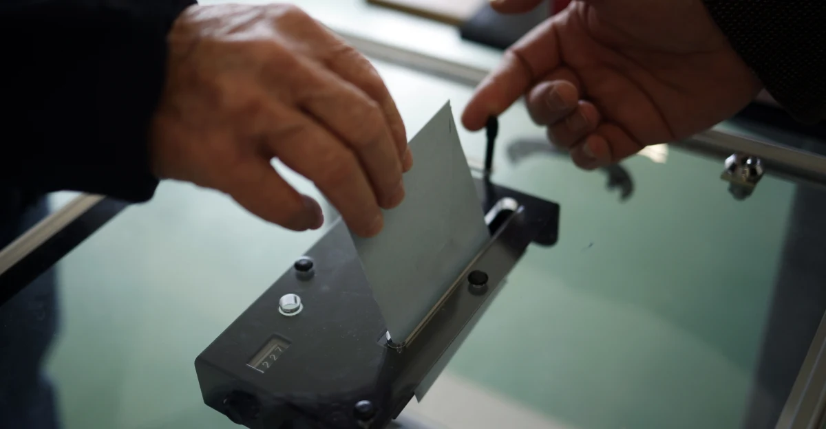 Trwa druga tura wyborów prezydenckich we Francji. Frekwencja wyborcza do godz. 12 wyniosła 26,41 proc., czyli ok. 2 pkt proc. mniej niż w wyborach w 2017 roku - podało ministerstwo spraw wewnętrznych w Paryżu. 