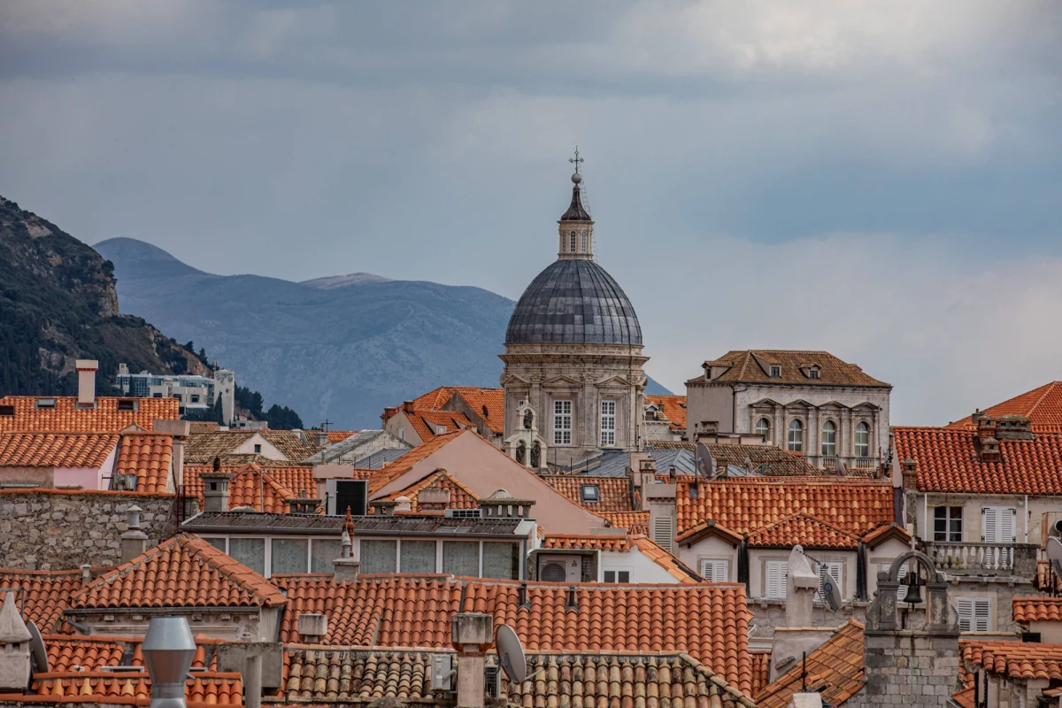 Wizz Air uruchomi nowe połączenie z wrocławskiego lotniska. W sierpniu turyści polecą do Dubrownika w Chorwacji - poinformował Port Lotniczy Wrocław. To czwarty nowy kierunek w letnim rozkładzie lotów tego przewoźnika, po Barcelonie-El Prat, Tiranie i Rodos.