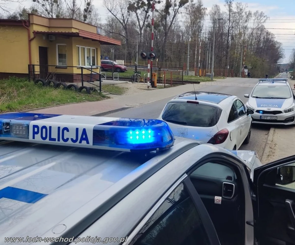 45-latka miała niemal 4 promile alkoholu w wydychanym powietrzu, kiedy wsiadła za kierownicę samochodu. Zaniepokojony torem jazdy opla mężczyzna zatrzymał ją tuż przed przejazdem kolejowym. Kobiecie grozi do 2 lat więzienia.