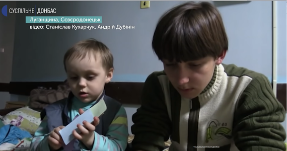 W mieście Rubiżne w obwodzie ługańskim na wschodzie Ukrainy dwóch małych braci spędziło samotnie tydzień w domu pod ciągłym rosyjskim ostrzałem - podaje w niedzielę Suspilne.