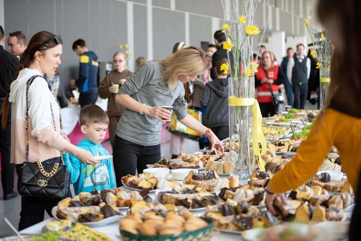 Kilkuset uchodźców z Ukrainy wzięło udział w wielkanocnym poczęstunku przygotowanym w hali Expo w Łodzi. Jaja i inne świąteczne pokarmy, zgromadzone na wielkich stołach, poświęcił ksiądz greckokatolicki Vasyl Berkyta. Spotkanie zorganizowały łódzka kuria, Caritas i PCK.