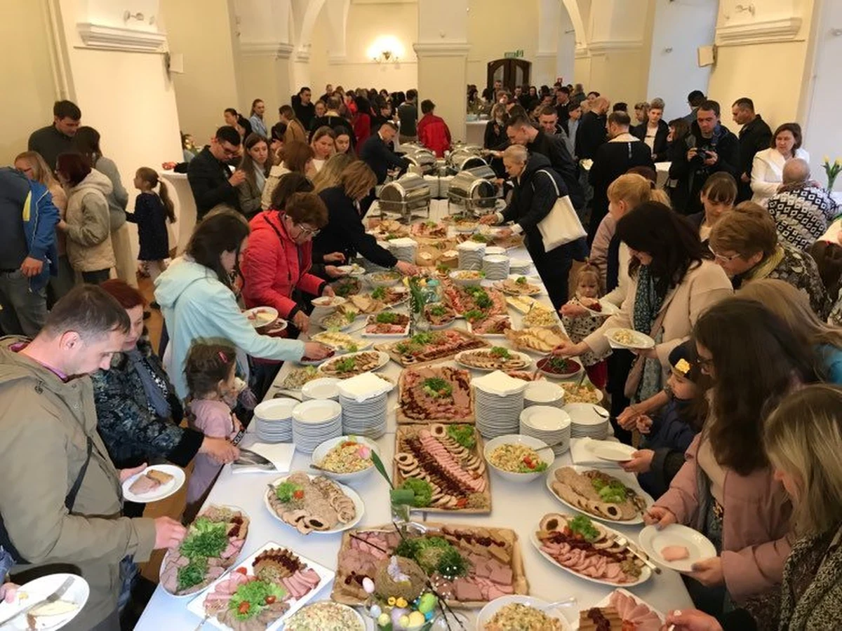​U chrześcijan obrządków wschodnich dziś Niedziela Zmartwychwstania Pańskiego. W całej Polsce odbywają się śniadania wielkanocne m.in. dla Ukraińców, którzy uciekli przed wojną. Jedno z nich zorganizowano - zaraz po porannej liturgii - w auli wrocławskiego Ossolineum. 