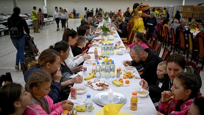 Śniadanie wielkanocne dla uchodźców w Przemyślu. Przy stole spotkało się 200 osób