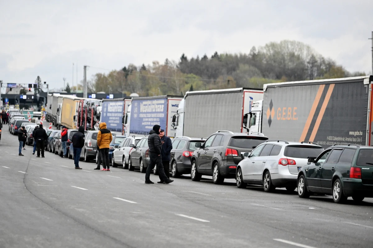 Obserwujemy, że ruch towarowy na granicy z Ukrainą wraca do normy sprzed wojny - powiedziała rzeczniczka prasowa Izby Administracji Skarbowej w Rzeszowie Edyta Chabowska. Do Ukrainy wywożone są m.in. artykuły spożywcze, a przywożone kable i rury.