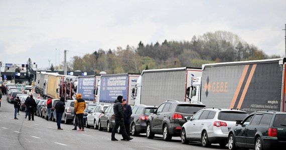 Obserwujemy, że ruch towarowy na granicy z Ukrainą wraca do normy sprzed wojny - powiedziała rzeczniczka prasowa Izby Administracji Skarbowej w Rzeszowie Edyta Chabowska. Do Ukrainy wywożone są m.in. artykuły spożywcze, a przywożone kable i rury.