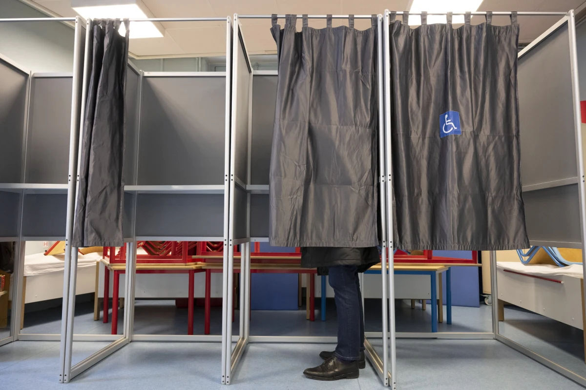 Trwa II tura wyborów prezydenckich we Francji. Frekwencja do godziny 17 wyniosła 63,23 proc. To o ok. 2 pkt proc. mniej niż podczas wyborów w 2017 roku – informuje francuskie Ministerstwo Spraw Wewnętrznych. 