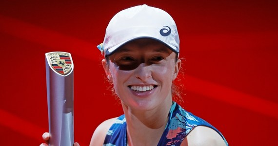 "Jestem bardzo dumna z siebie" - przyznała Iga Świątek po wygraniu turnieju WTA w Stuttgarcie. Prowadząca w światowym rankingu tenisistek Polka wygrała 23. mecz z rzędu. W niedzielnym finale pokonała Białorusinkę Arynę Sabalenkę 6:2, 6:2.