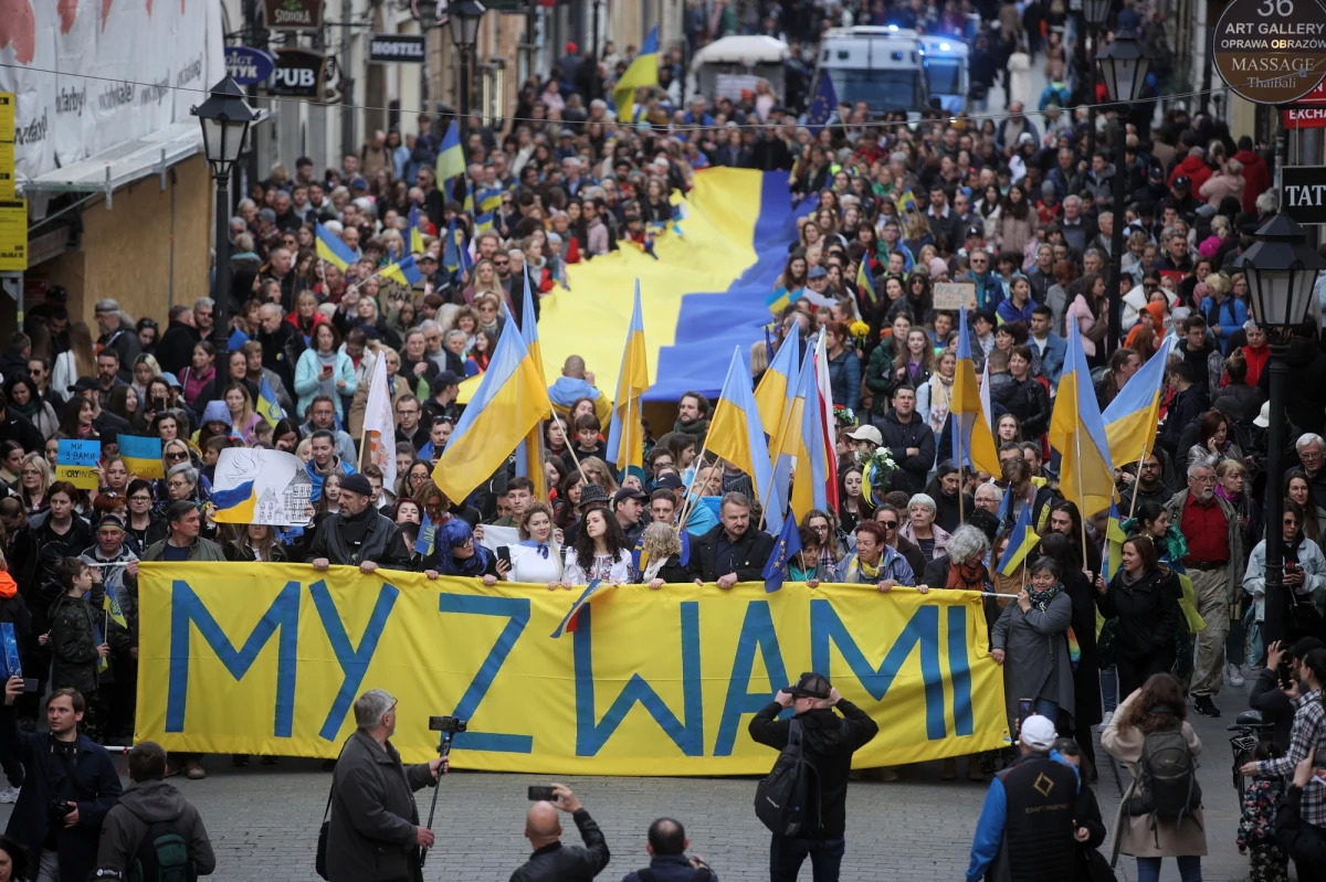 Setki Ukraińców i Polaków przeszły w niedzielne popołudnie ulicami Krakowa, jednocząc się w marszu solidarności z zaatakowaną dwa miesiące temu Ukrainą. Pośrodku niesiona była olbrzymia, niebiesko-żółta flaga, a z głośników popłynęły dźwięki ukraińskich pieśni.