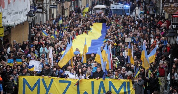 Setki Ukraińców i Polaków przeszły w niedzielne popołudnie ulicami Krakowa, jednocząc się w marszu solidarności z zaatakowaną dwa miesiące temu Ukrainą. Pośrodku niesiona była olbrzymia, niebiesko-żółta flaga, a z głośników popłynęły dźwięki ukraińskich pieśni.