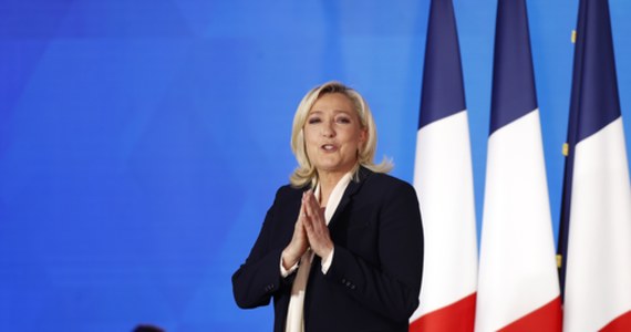 „Będę kontynuowała moje zobowiązania wobec Francji, nigdy się nie poddam” – oświadczyła liderka Zjednoczenia Narodowego Marine Le Pen w przemówieniu po ogłoszeniu sondażowych wyników II tury wyborów prezydenckich. Zapewniła także, że nie odejdzie z polityki.