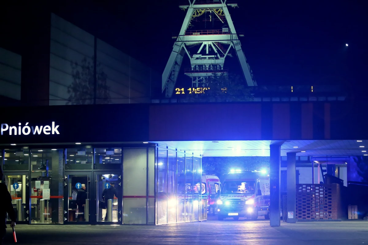 31-letni górnik z kopalni Pniówek w Pawłowicach, który był leczony w Centrum Leczenia Oparzeń w Siemianowicach Śląskich, zmarł w niedzielę wieczorem. To szósta ofiara śmiertelna środowych wybuchów metanu w tym zakładzie. 7 osób dotąd nie odnaleziono.