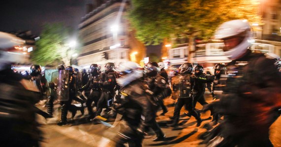 W Paryżu, Lyonie, Nantes oraz Rennes lewicowi aktywiści protestowali w nocy przeciwko wynikom II tury wyborów prezydenckich we Francji. Doszło do starć z policją. Wybory wygrał urzędujący prezydent Emmanuel Macron, pokonując Marine Le Pen.