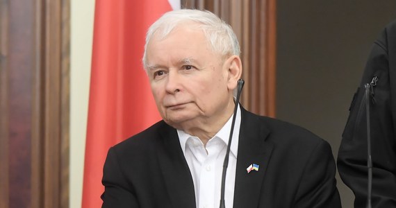 Wicepremier Jarosław Kaczyński skierował wezwanie przedsądowe do lidera Platformy Obywatelskiej Donalda Tuska. Kaczyński domaga się usunięcia wpisu na Twitterze dotyczącego wyborów w USA, zamieszczenia przeprosin na tym portalu oraz wpłaty 10 tys. zł na rzecz pomocy uchodźcom z Ukrainy. "Drogi Jarosławie, ja ciebie od lat namawiam - stań do debaty, nie ukrywaj się tchórzliwie za swoimi służbami, za swoimi ministrami, za swoimi kłamstwami" - odpowiedział Tusk. 