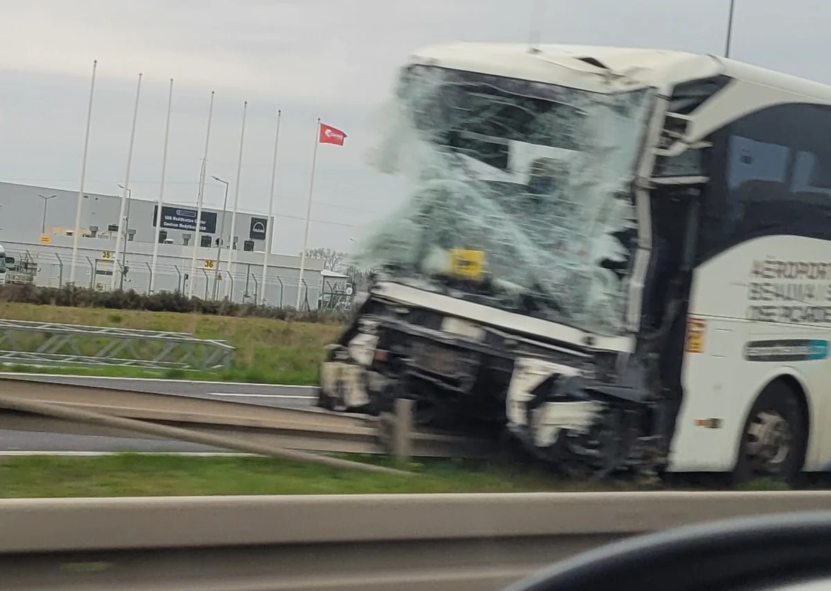 Autobus i ciągnik rolniczy zderzyły się na drodze krajowej nr 92 w miejscowości Sady, na trasie Poznań-Tarnowo Podgórne. Zablokowany był jeden pas ruchu, w kierunku Tarnowa. Do zdarzenia doszło przed godziną 6 w poniedziałek, 24 kwietnia. Jedna osoba została ranna.