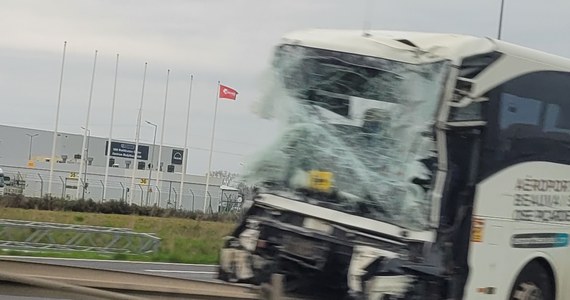 Autobus i ciągnik rolniczy zderzyły się na drodze krajowej nr 92 w miejscowości Sady, na trasie Poznań-Tarnowo Podgórne. Zablokowany był jeden pas ruchu, w kierunku Tarnowa. Do zdarzenia doszło przed godziną 6 w poniedziałek, 24 kwietnia. Jedna osoba została ranna.