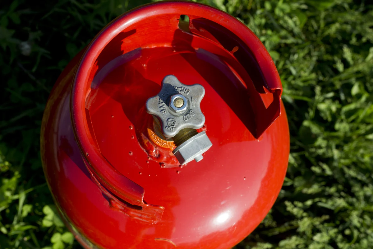 ​Jedna osoba zginęła w wyniku wybuchu butli z gazem w niewielkim budynku mieszkalnym w Łomiankach - poinformował w poniedziałek PAP rzecznik prasowy PSP bryg. Karol Kierzkowski. W wybuchu zginęła kobieta.