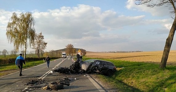 Kierowca samochodu osobowego, ciężarówki i dwóch motocyklistów uczestniczyło w wypadku, do którego doszło w sobotę, po godzinie 17, na DK8, za Ząbkowicami Śląskimi. Trzy osoby trafiły do szpitala, ich życiu nie zagraża niebezpieczeństwo.