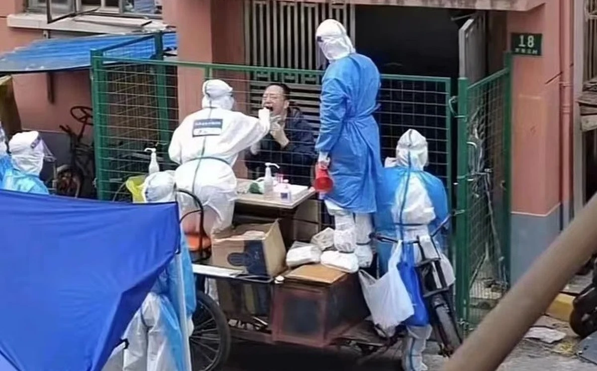 Nie widać końca covidowego zamieszania w Szanghaju. Władze miasta stawiają płoty na wejściach do niektórych bloków i na ulicach, by ograniczyć możliwość poruszania się w związku z Covid-19 - podaje BBC. Internauci porównują te wysokie, zielone ogrodzenia do klatek w zoo.