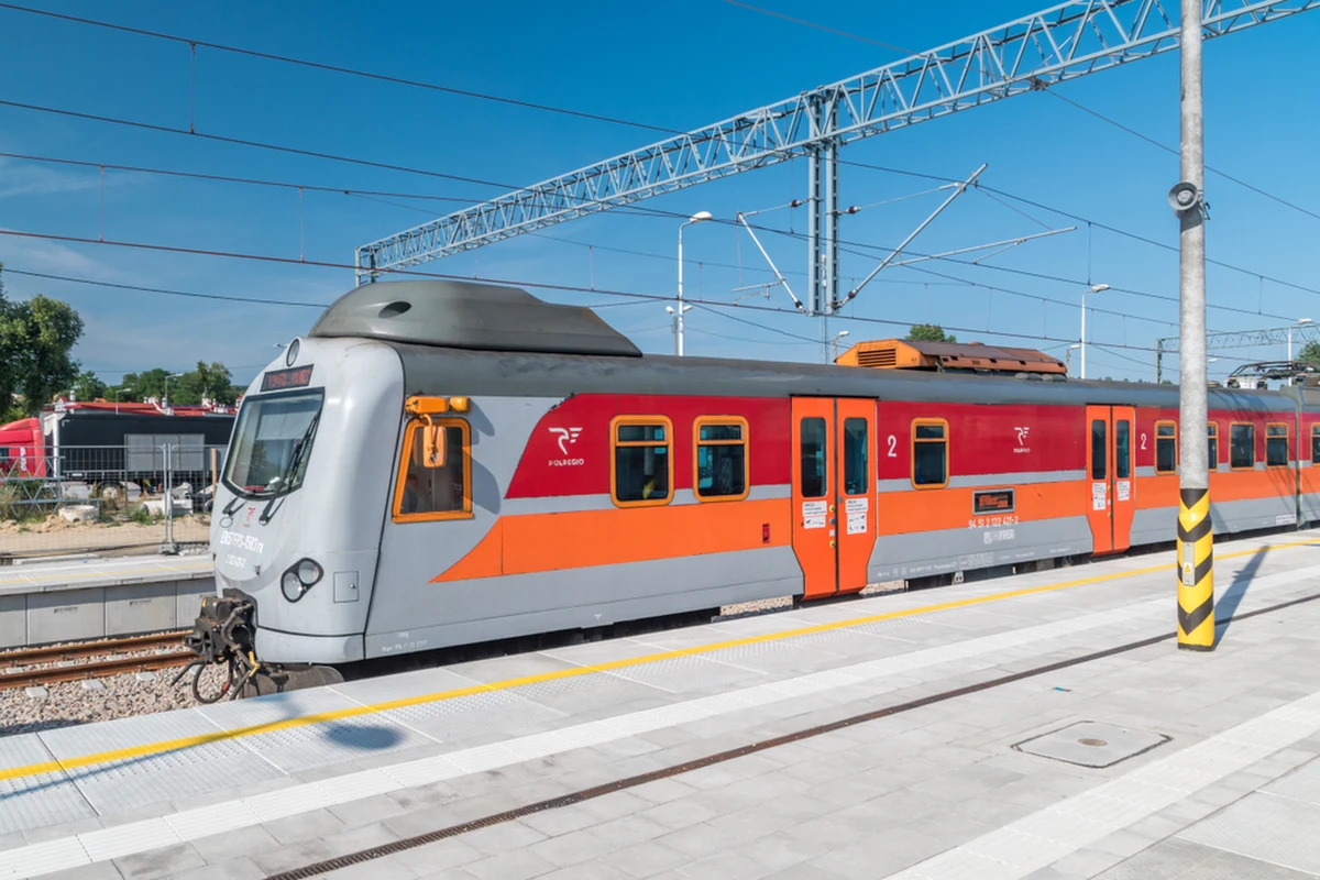 W poniedziałek między Krakowem a Skawiną nie będzie kursowało 11 pociągów Polregio, ponieważ maszyniści przedstawili zwolnienia lekarskie - poinformował PAP dyrektor małopolskiego Polregio Andrzej Siemieński. Na trasie wprowadzono komunikację zastępczą.