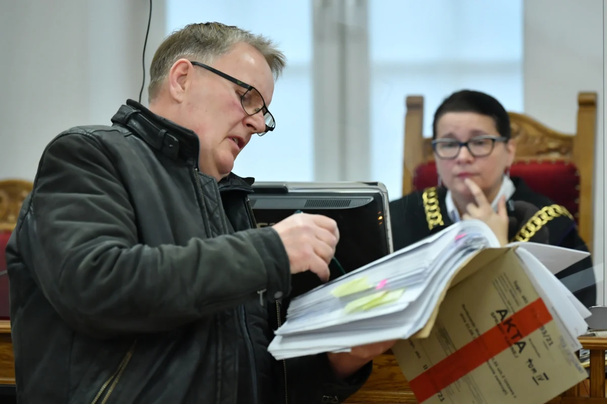 Waldemar Bonkowski - były senator, związany w przeszłości z PiS - został skazany na rok pozbawienia wolności w zawieszeniu na 3 lata w związku ze śmiercią psa, którego ciągnął za autem. Sąd Rejonowy w Kościerzynie uznał go za winnego zabicia zwierzęcia ze szczególnym okrucieństwem. Wyrok nie jest prawomocny.
