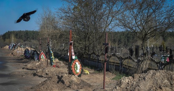 Lekarze medycyny sądowej znaleźli w ciałach cywilów zabitych przez Rosjan w Buczy fleszetki - małe rzutki umieszczane w pociskach, by zwiększyć siłę rażenia, które szeroko stosowano w czasie I wojny światowej - podał brytyjski "The Guardian".