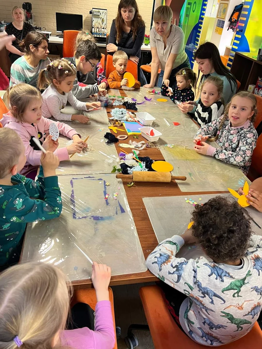 Poprzez kulturę, pasję i zabawę pomagają pokonywać dzieciom traumę wojenną, z jaką przyjechały z Ukrainy. Codziennie około 40 matek z dziećmi korzysta w Białej Podlaskiej z Miejskiej Strefy Kultury. To miejsce stworzone z myślą o dzieciach, które przybyły z Ukrainy - mogą w nim wspólnie spędzić czas oraz odkrywać swoje pasje.