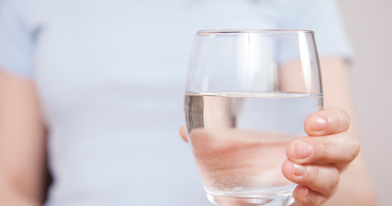 Kto powinien pić mineralną, kto źródlaną? Wybór wody ma znaczenie